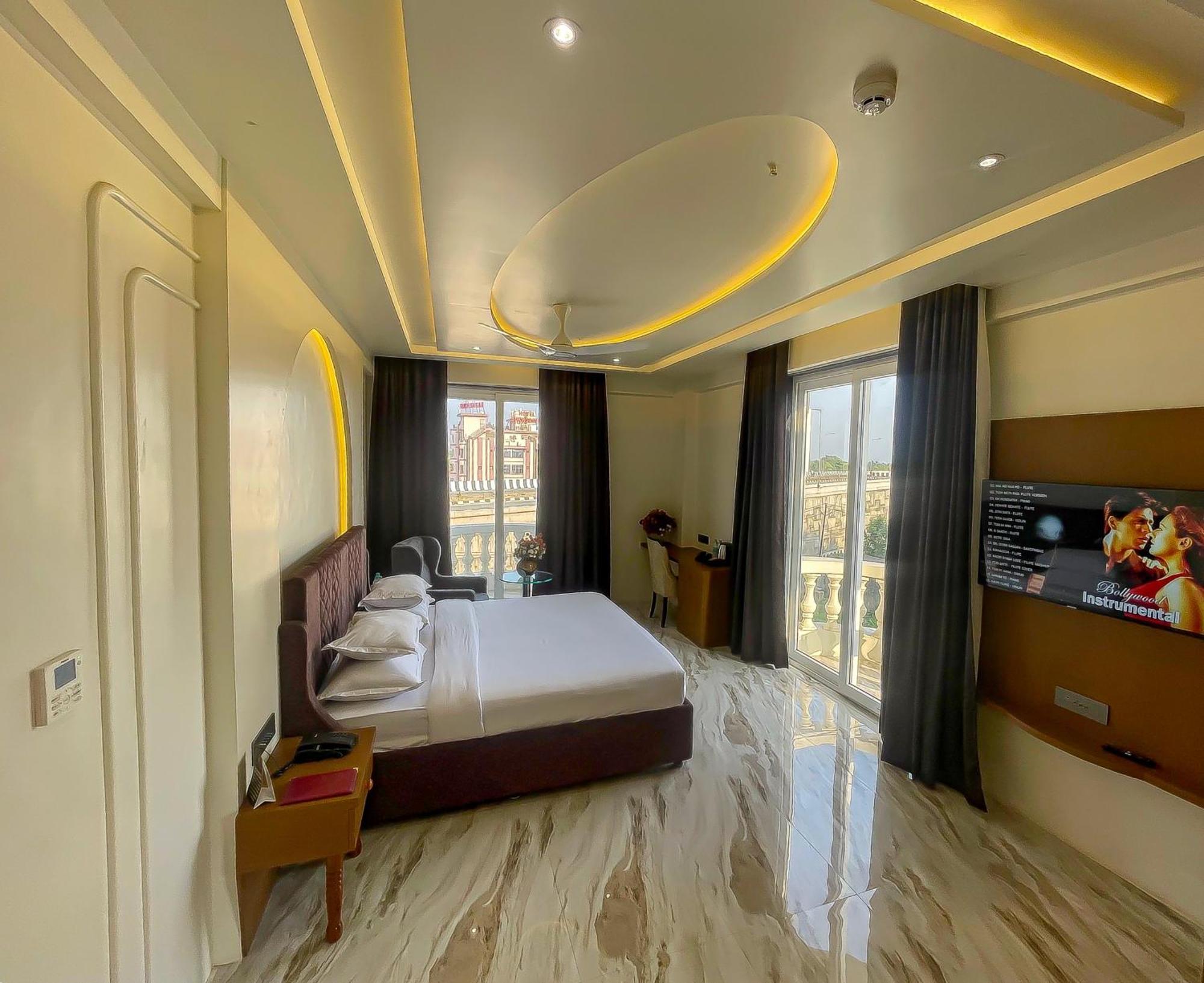 Hotel The S Crown Somnāth Esterno foto