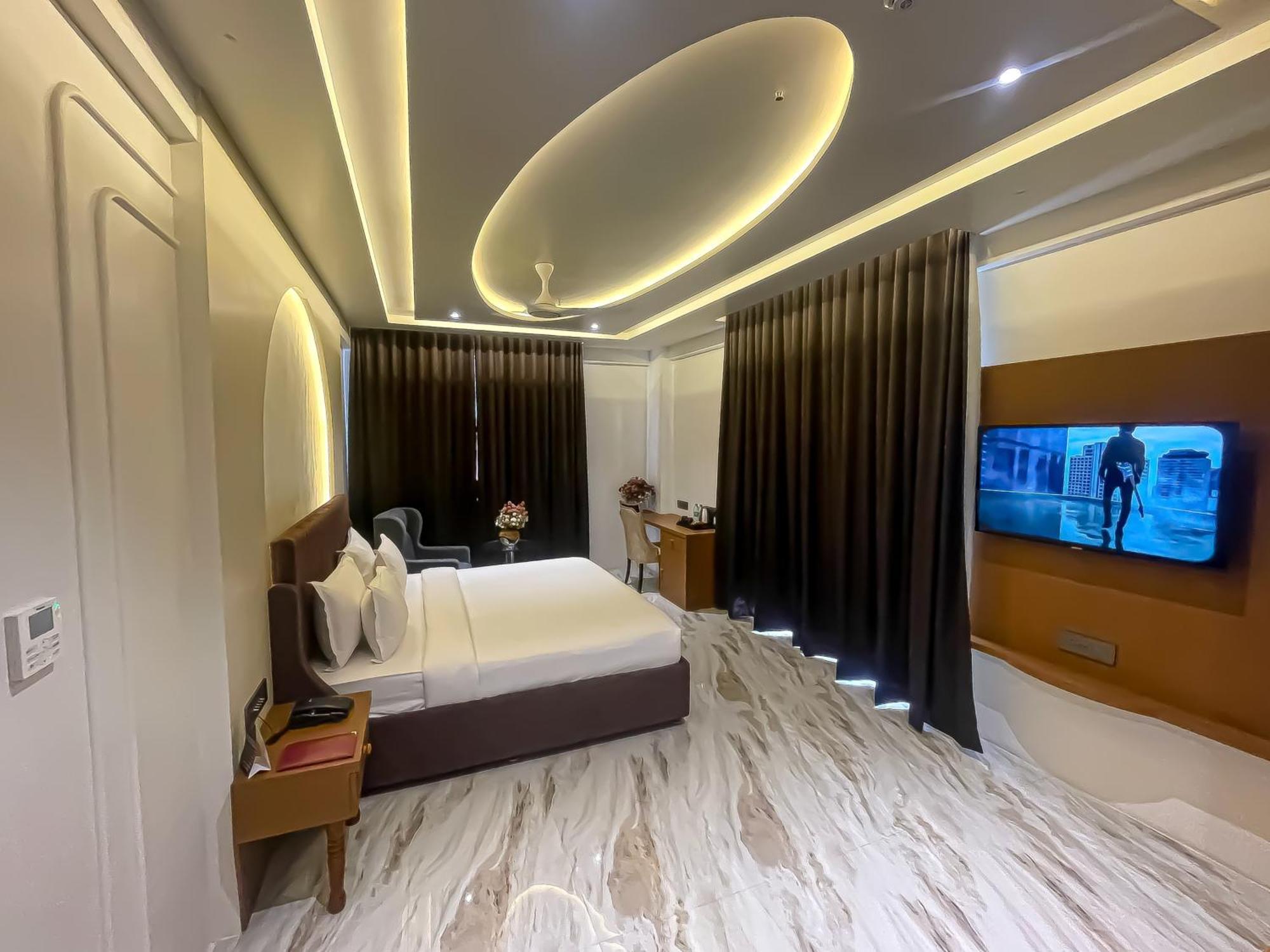 Hotel The S Crown Somnāth Esterno foto