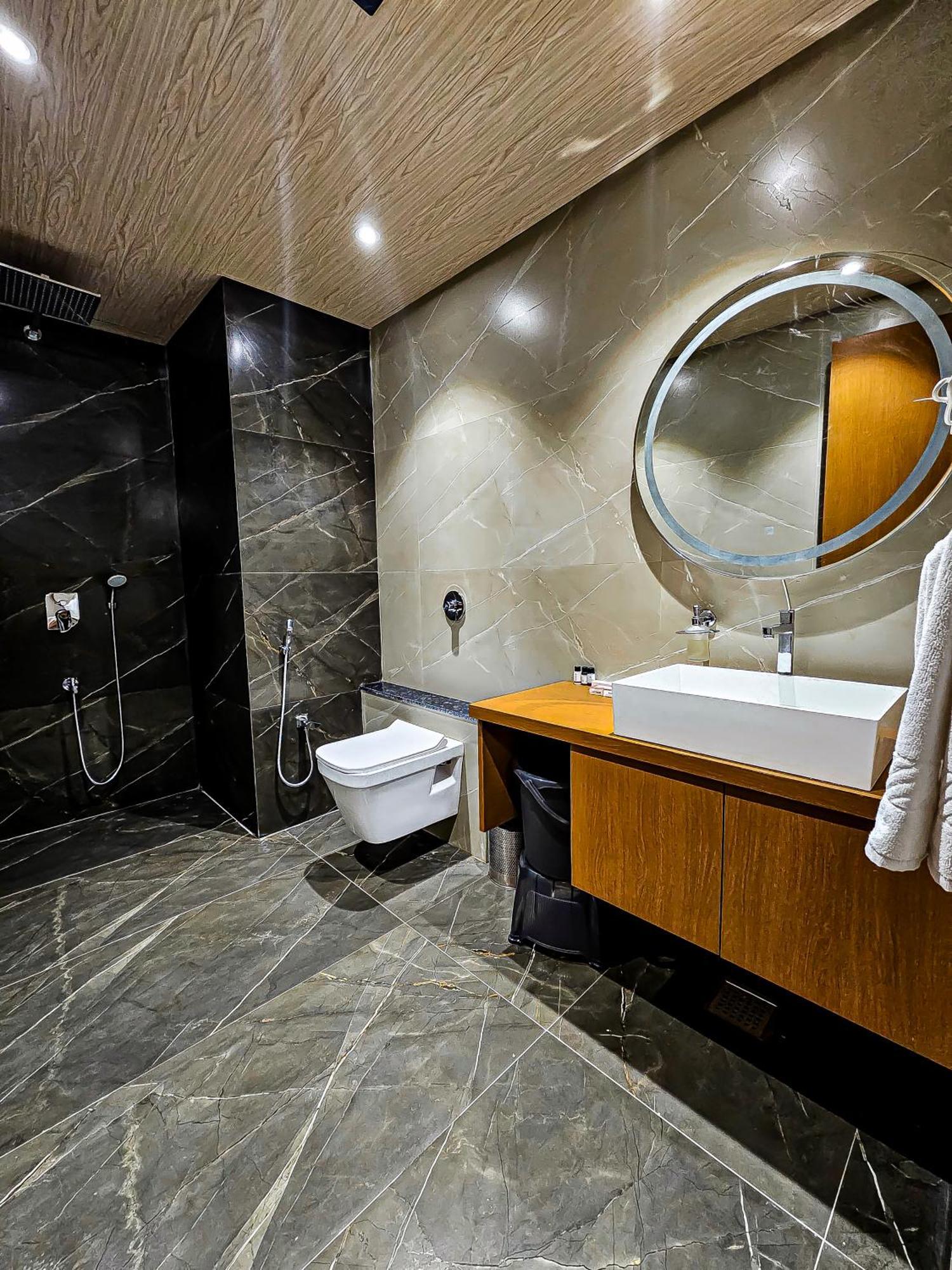 Hotel The S Crown Somnāth Esterno foto