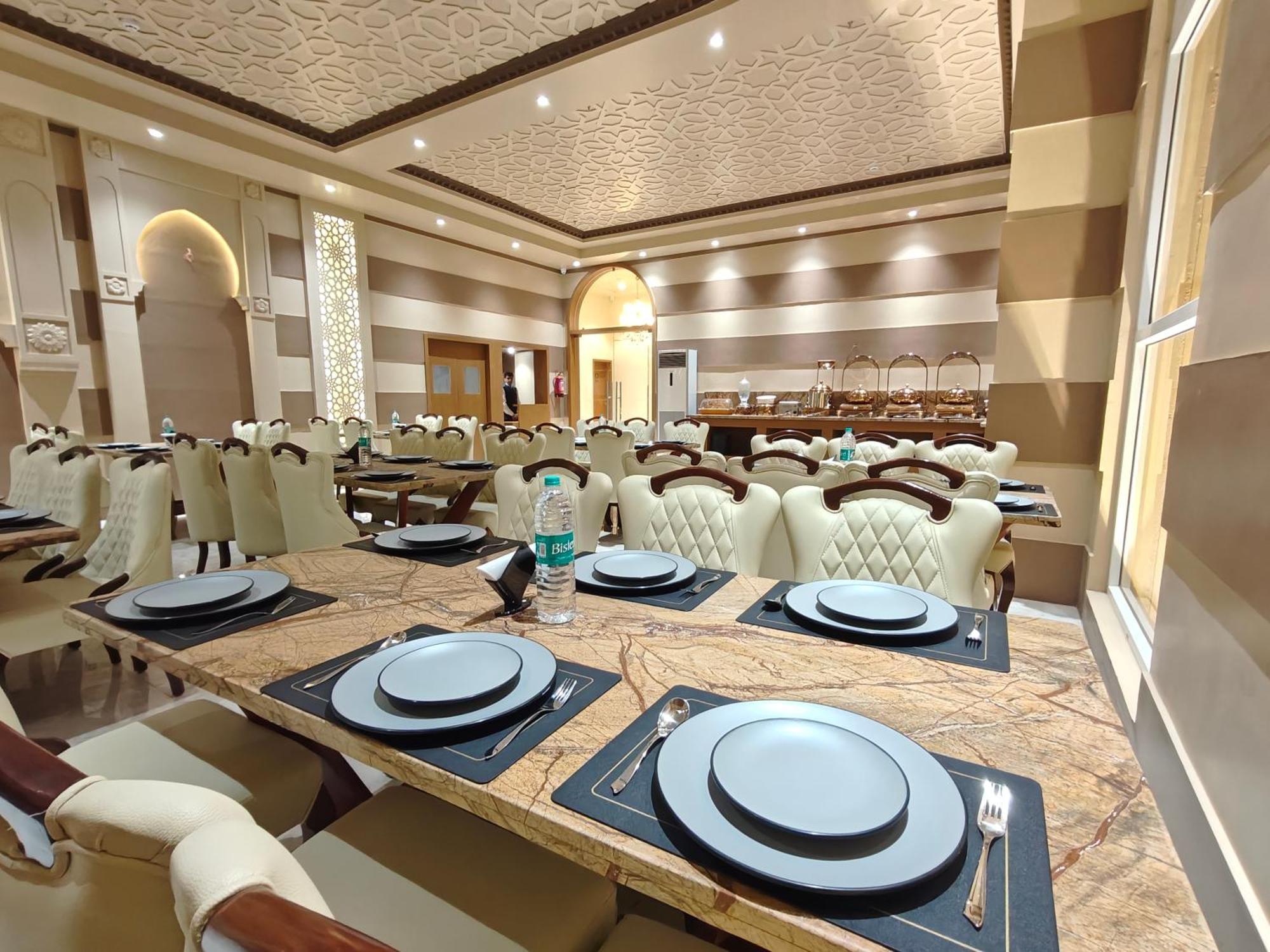 Hotel The S Crown Somnāth Esterno foto