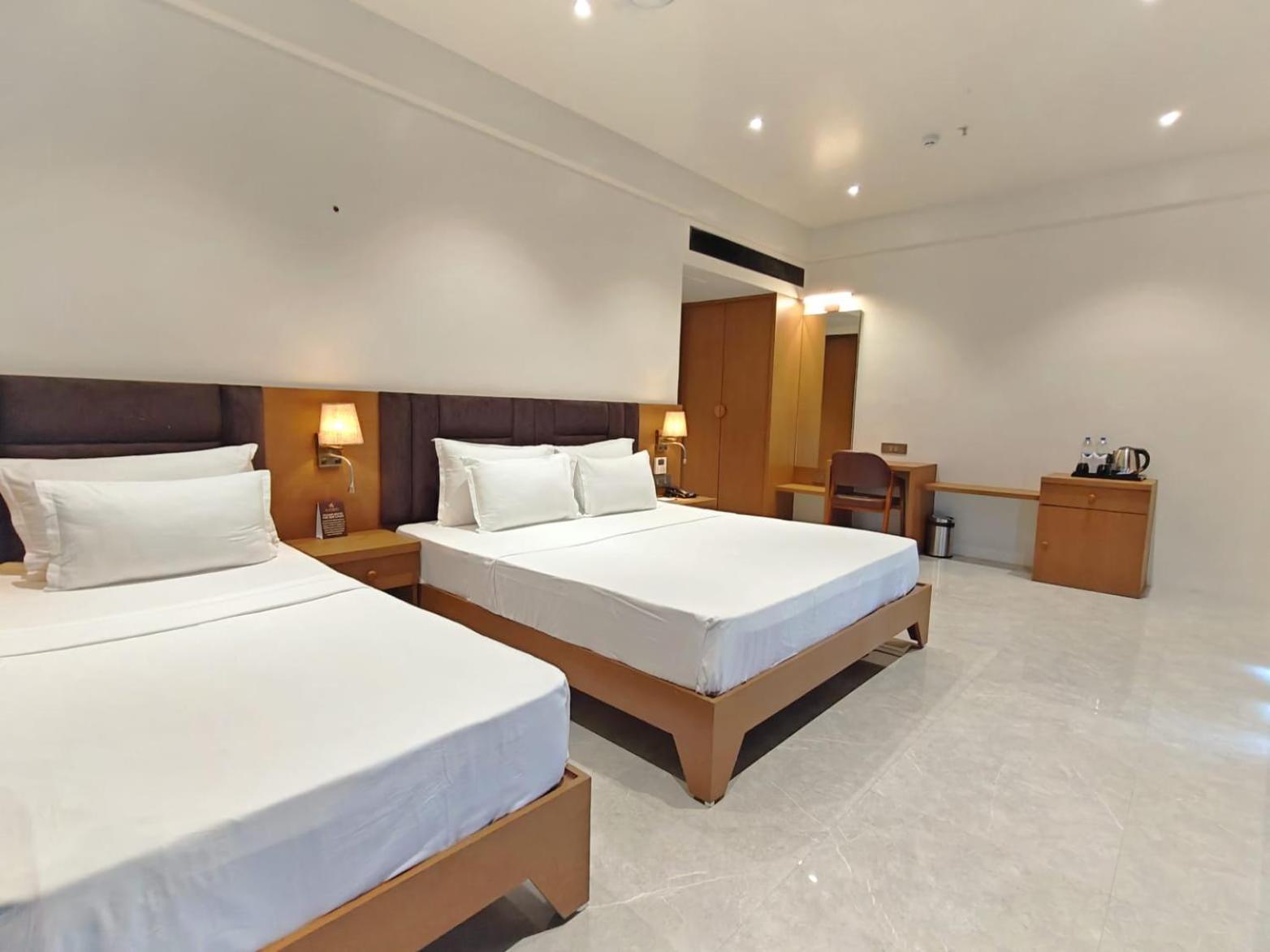 Hotel The S Crown Somnāth Esterno foto