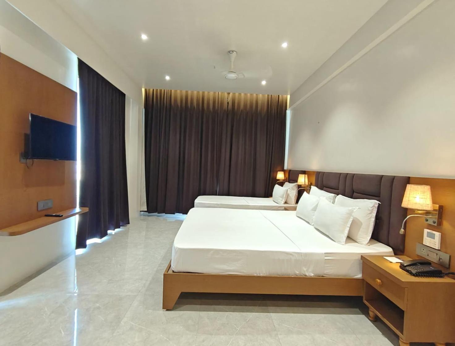Hotel The S Crown Somnāth Esterno foto