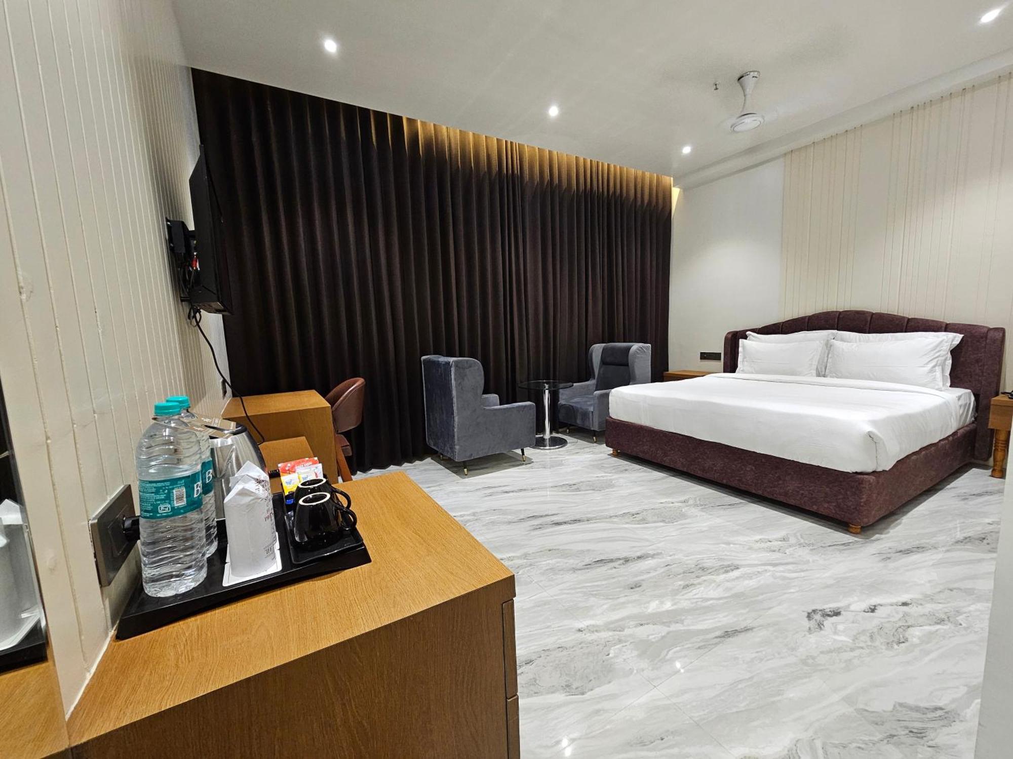Hotel The S Crown Somnāth Esterno foto