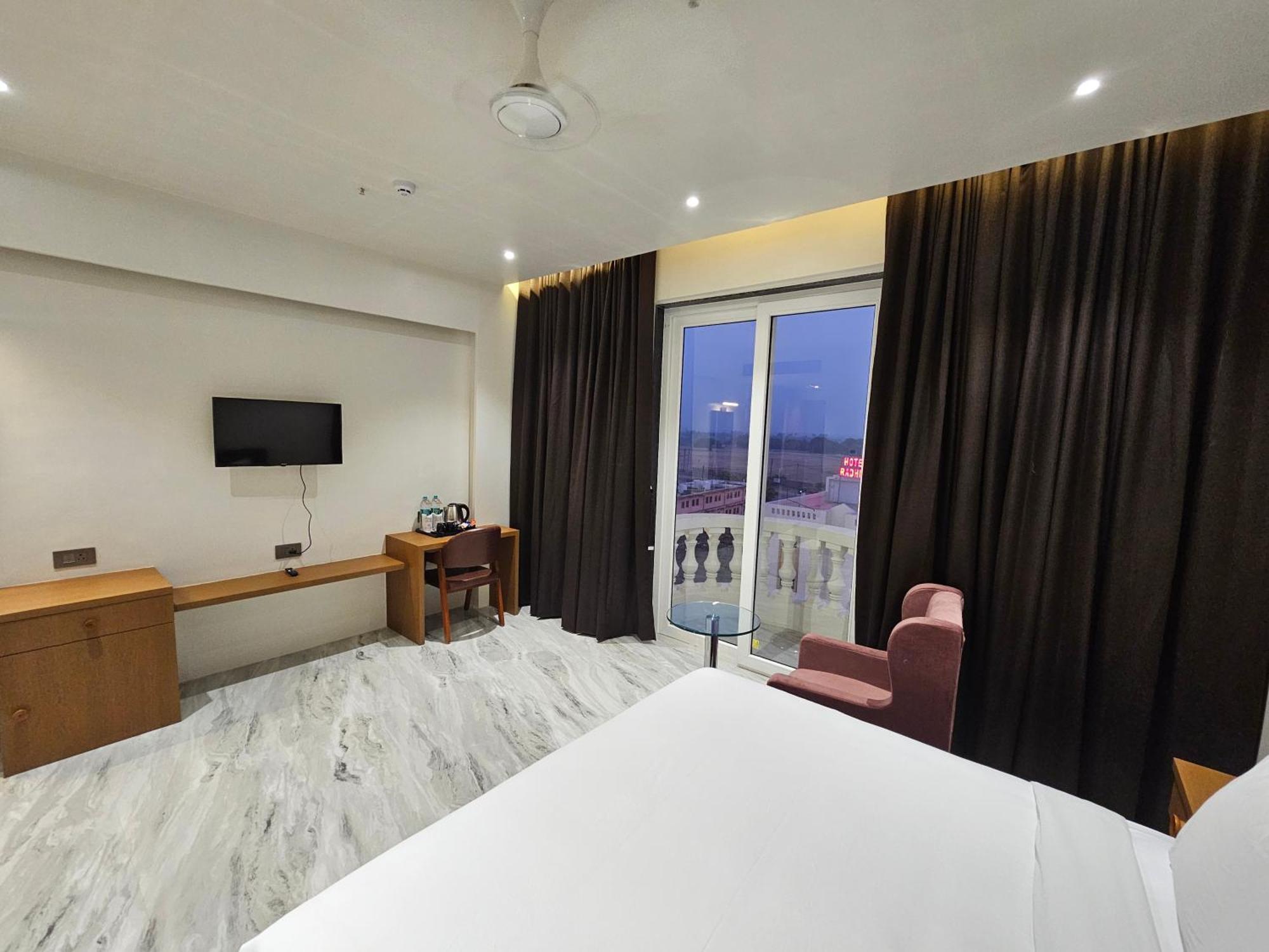 Hotel The S Crown Somnāth Esterno foto