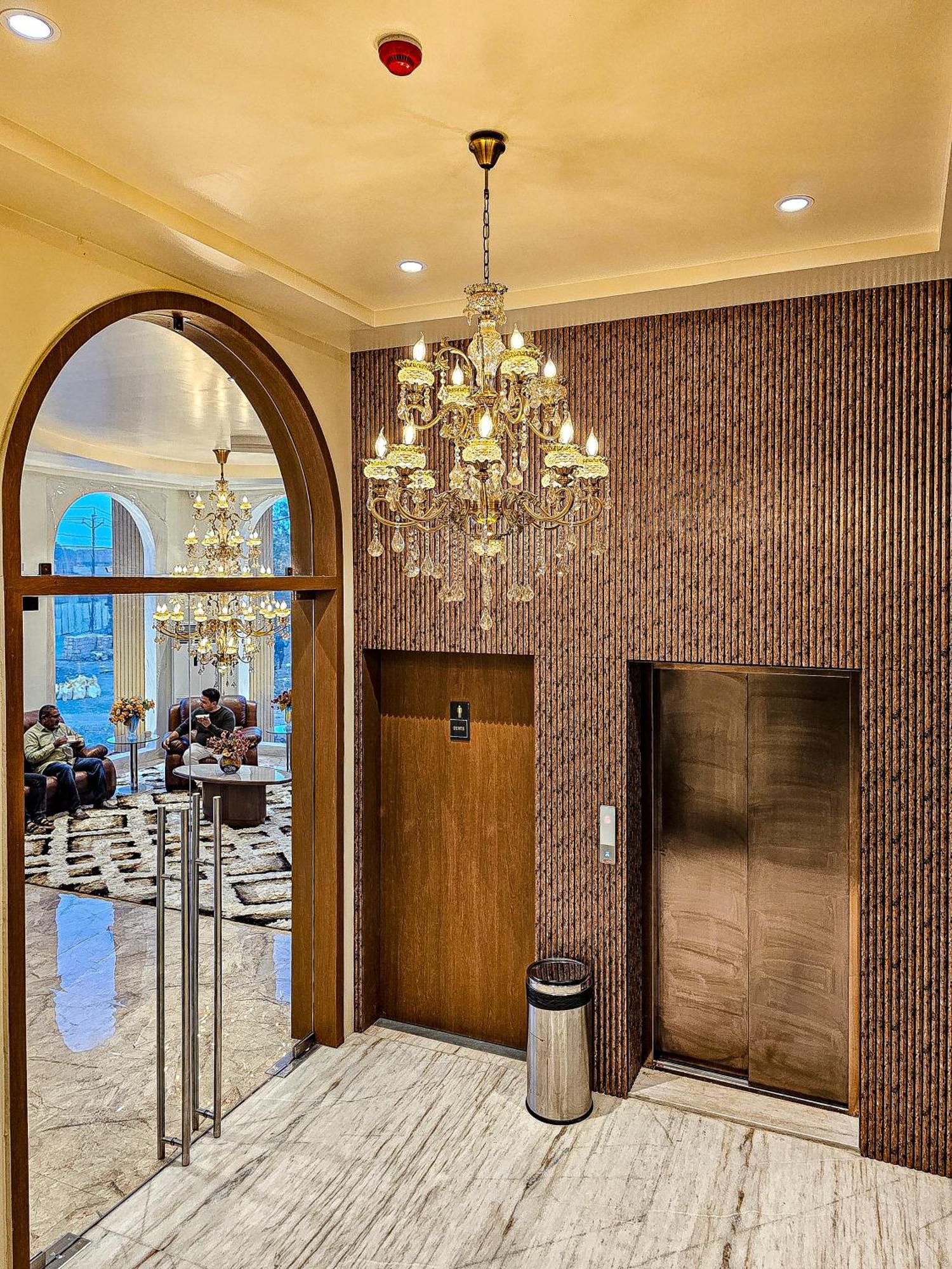 Hotel The S Crown Somnāth Esterno foto